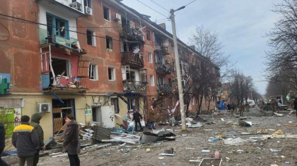 Internet pokazał, jak wygląda centrum Kurachowa po zrzuceniu bomby powietrznej przez wojska rosyjskie: uszkodzonych zostało co najmniej 15 wieżowców