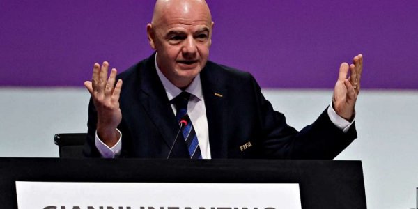 Media dowiedziały się, jakie bajeczne sumy FIFA płaci jego głowie Infantino