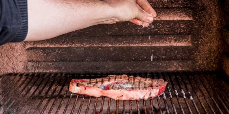 Jak wyczyścić grill: błąd nr 1, który zagraża Twojemu zdrowiu