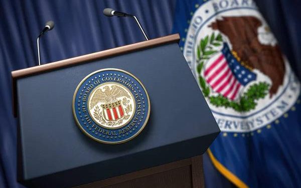 Fed utrzymał główną stopę procentową na poziomie 5,25-5,5%