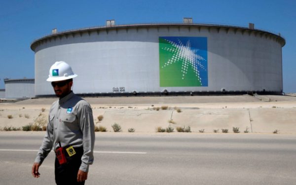 Zysk największego na świecie koncernu naftowego Saudi Aramco spadł w ciągu roku o 25%.