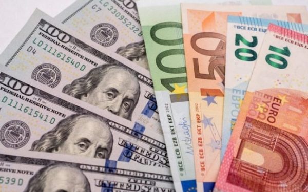 NBU ograniczył sprzedaż walut obcych do niemal rocznego minimum