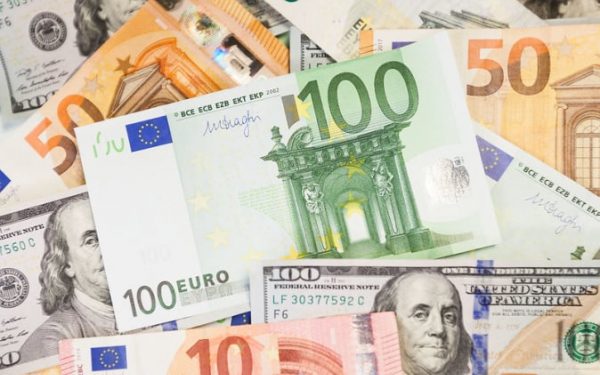 Kursy walut wieczorem 7 marca: dolar i euro nadal tracą na wartości na rynku międzybankowym