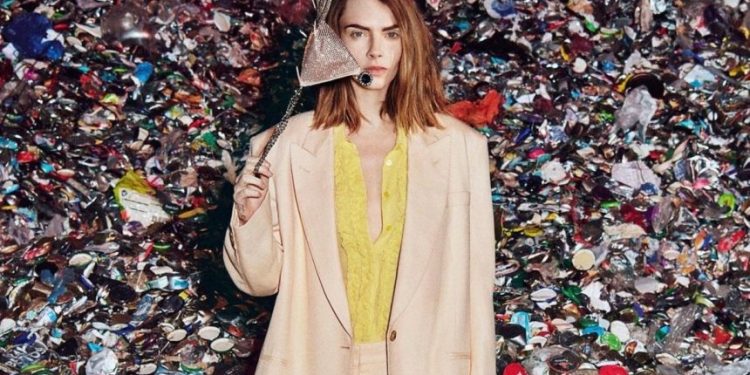 Naga Cara Delevingne na tle śmieci: dlaczego supermodelka pozowała na wysypisku śmieci
