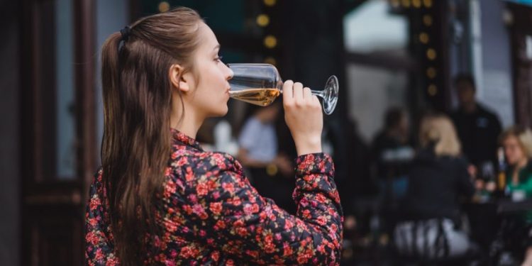 Jak alkohol wpływa na nadwagę: czy można go pić i schudnąć?
