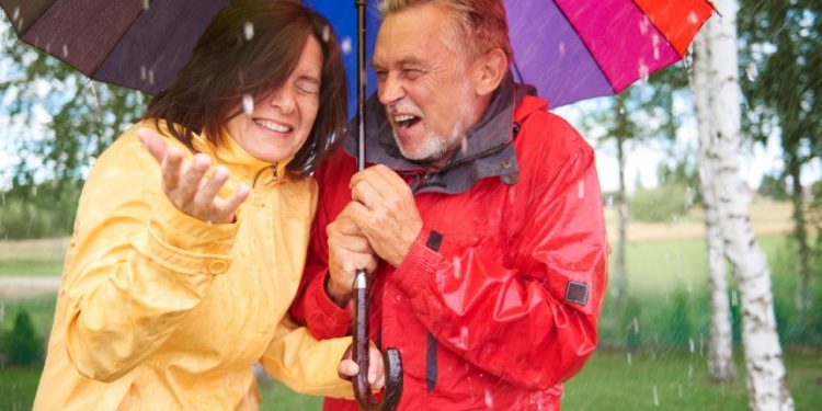 6 elementów odzieży, których nie powinieneś nosić w deszczu, jeśli masz ponad 65 lat