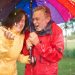 6 elementów odzieży, których nie powinieneś nosić w deszczu, jeśli masz ponad 65 lat