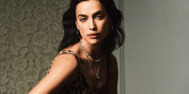 Gorące zdjęcia: Irina Shayk prezentuje swoją niesamowitą figurę w czarnym bikini