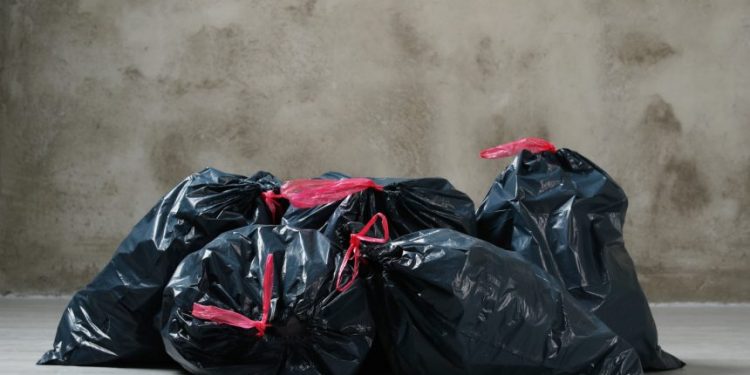Najgorsze, co możesz zrobić, to przechowywanie ubrań w workach na śmieci.