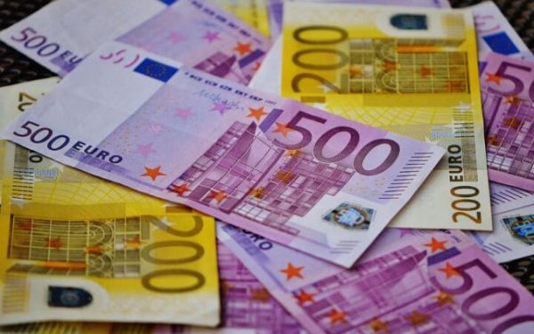NBU w dalszym ciągu osłabia walutę krajową na rekordowym poziomie: euro zbliża się do 44 hrywien