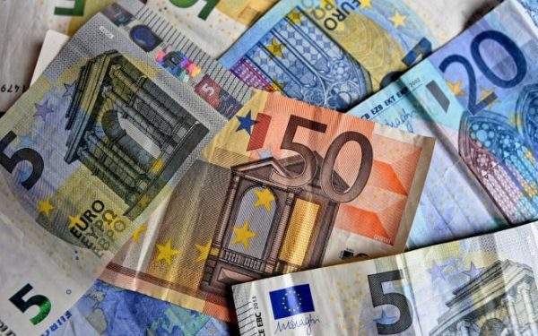 Kursy walut wieczorem 30 maja: na rynku międzybankowym dolar i euro gwałtownie poszły w górę