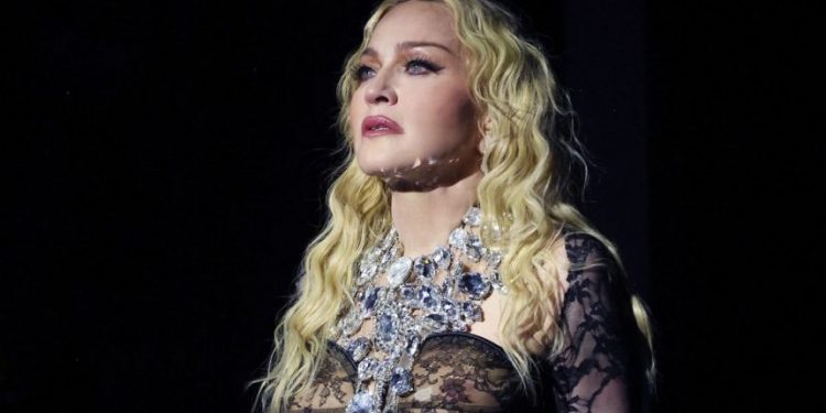 Kultowa scena: Madonna zachwyca publiczność gorącym pocałunkiem