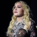 Kultowa scena: Madonna zachwyca publiczność gorącym pocałunkiem