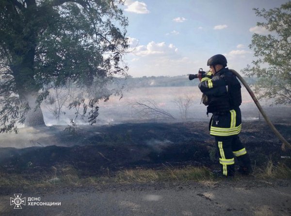 Rosyjski ostrzał spalił hektary gruntów rolnych w obwodzie chersońskim — (FOTO)