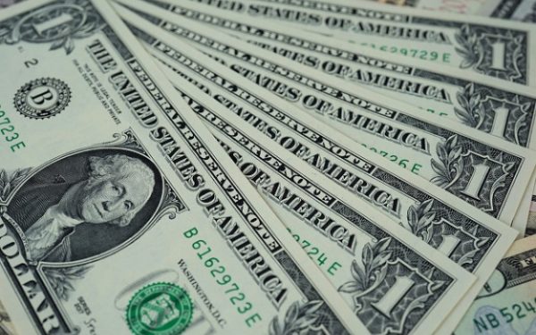 Kursy walut wieczorem 18 czerwca: dolar lekko spadł na rynku międzybankowym