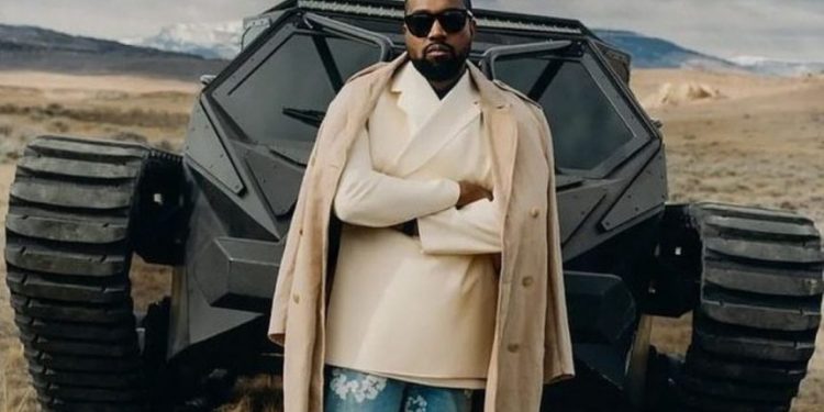 Kanye West rozzłościł fanów prowokacyjnym napisem na bluzie z kapturem