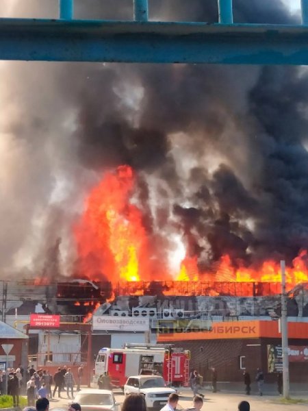 B W Nowosybirsku wybuchł duży pożar w magazynie paliw i smarów (FOTO)