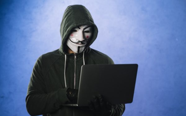 Oszustwo internetowe: Ukrainka zapłaciła ponad milion hrywien za nieistniejącą paczkę od cudzoziemca