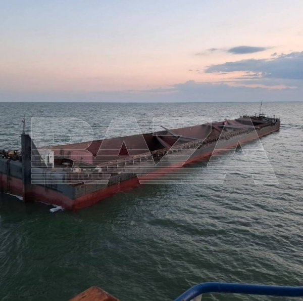 Drony w Taganrog w Zatoce, holownik i barka najeźdźców zostały zaatakowane, RosSMI pokazało materiał filmowy