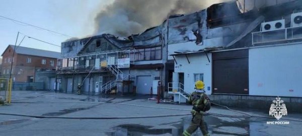 W Nowosybirsku wybuchł duży pożar w magazynie paliw i smarów (FOTO)