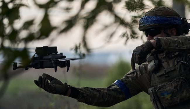 Spadochroniarze uderzyli w cel dronem uderzeniowym. Rosjanie wydali systemy obrony powietrznej (wideo)