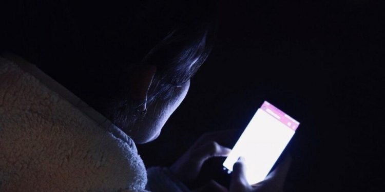 Czy korzystanie ze smartfona wieczorem może powodować zaburzenia snu: naukowcy dali jasną odpowiedź