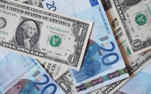 Kursy walut na dzień 29 lipca: dolar i euro w bankach spadły o 10 kopiejek