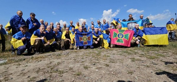  Zełenski pokazał wojskowym, których Ukraina zwróciła dzisiaj z lochów Federacji Rosyjskiej (FOTO)