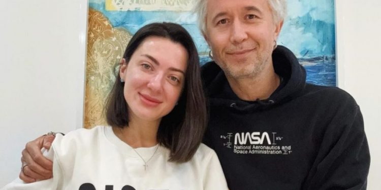 Babkini pokazała dojrzałego niebieskowłosego chłopca: zdjęcie z zakończenia roku szkolnego