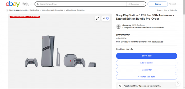 Limited PlayStation 5 Pro została zdemontowana w kilka minut. Na Ebay konsole są odsprzedawane za ponad 13 000 dolarów”></img></p>
</p>
<p>Warto zaznaczyć, że tak naprawdę sprzedawcy ci nie mają pod ręką konsol, odsprzedają swoje zamówienia przedpremierowe. Konsola będzie dostępna w sprzedaży w konsoli PlayStation 5 Pro – pakiet edycji limitowanej z okazji 30-lecia od 21 listopada.</p>
<p><p><img decoding=