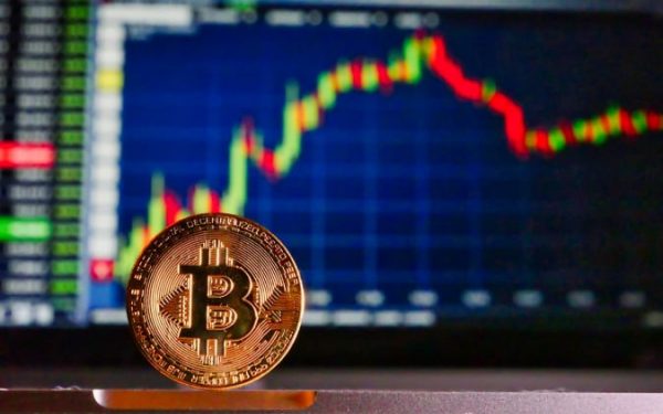 Bitcoin spadł poniżej 53 000 dolarów
