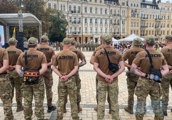 Otwarto wystawę „Wojownicy Światła” poświęconą poległym obrońcom Azowa w Kijowie otwarcie wystawy </p>
<p>Ta wystawa odbywa się w Kijowie już po raz trzeci, a organizatorzy chcą, aby odwiedzili ją uczniowie stołecznych szkół </p>
<p>Oni zwrócił się z tą prośbą do Ministerstwa Oświaty Ukrainy i Wydziału Oświaty Administracji Państwowej Miasta Kijowa.</p>
<p>Wystawa potrwa miesiąc, po czym zostanie zdemontowana i pokazana w innych miastach Ukrainy. </p>
<p><!--noindex--></p>
<p><a rel=