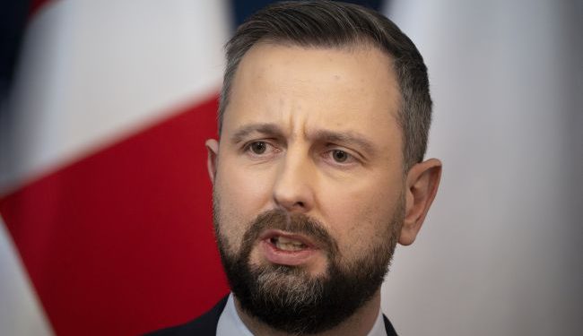 Jeździj drogimi samochodami i śpij w hotelach: Polacy mają obsesję na punkcie zachowań młodych Ukraińców