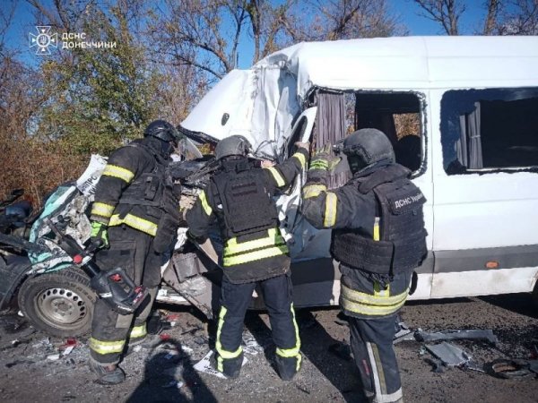 W obwodzie donieckim zderzył się autobus z pasażerami i ciężarówką, zginął kierowca minibusa