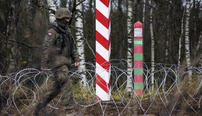 W Polsce, na granicy z Białorusią, z powodu migrantów ucierpiało ponad 60 żołnierzy
