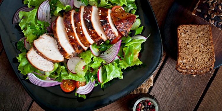 Co zjeść na obiad, żeby schudnąć? Pyszne menu, które obejmuje deser