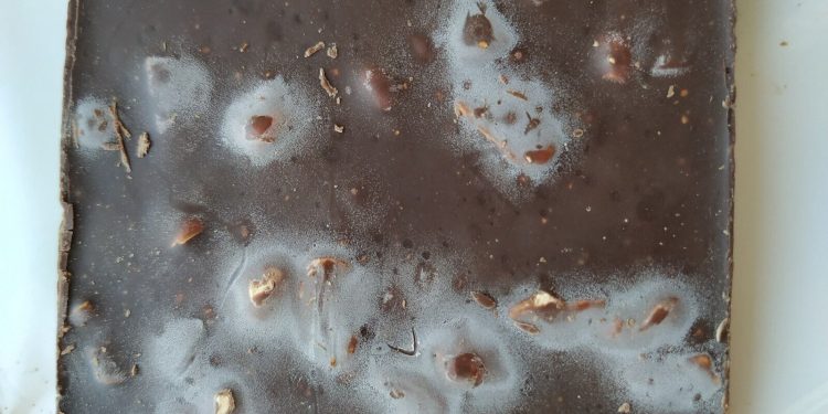 Dlaczego na czekoladzie pojawia się biały nalot: czy można ją bezpiecznie jeść?