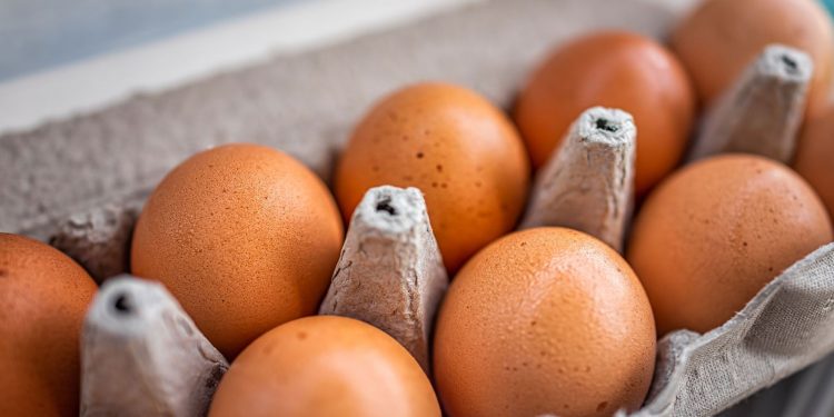 Dlaczego szefowie kuchni radzą potrząsać surowym jajkiem przed gotowaniem: z czym wiąże się ten lifehack?