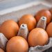 Dlaczego szefowie kuchni radzą potrząsać surowym jajkiem przed gotowaniem: z czym wiąże się ten lifehack?