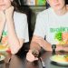 Firma Finals Wanted Vegan stworzyła koszulki z wizerunkami kotleta warzywnego w stylu kijowskim
