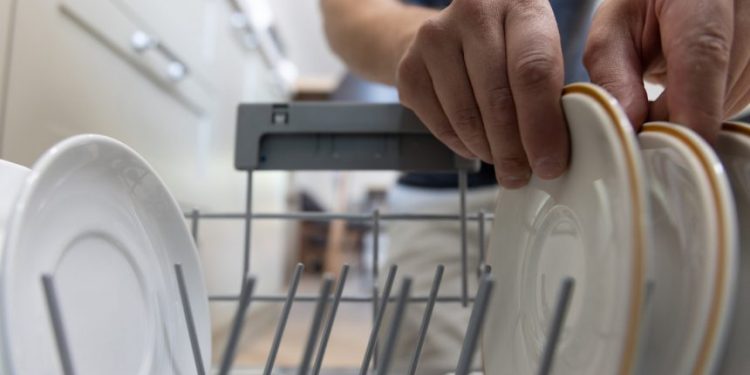 Co włożyć do zmywarki na górnym pasku? 5 przemówień