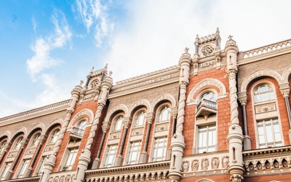 W październiku Narodowy Bank zwiększył sprzedaż walut obcych do maksimum od początku roku
