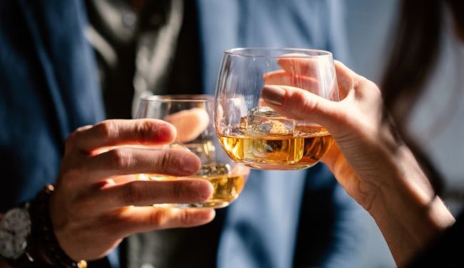 Uzależnienie od alkoholu można określić palcami: na co dokładnie zwrócić uwagę