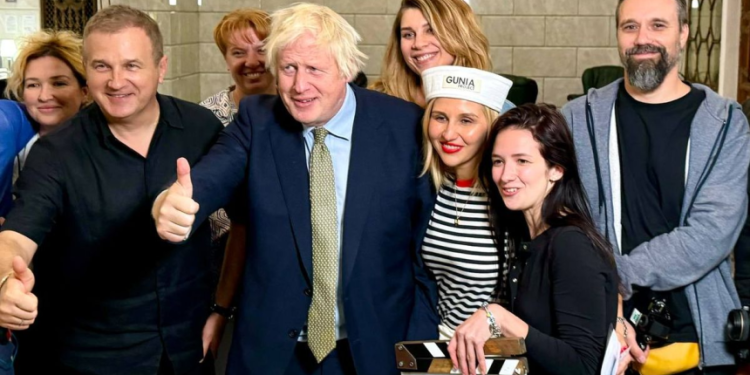 Boris Johnson wystąpił w ukraińskiej komedii noworocznej „Pociąg 31 grudnia”