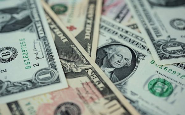 Kursy walut wieczorem 25 grudnia: dolar i euro nadal tracą na wartości na rynku międzybankowym