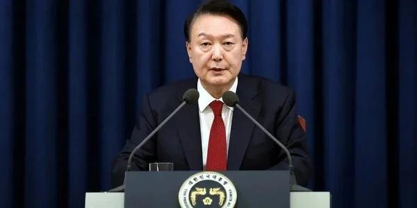  Korea Południowa podejmuje działania w celu ustabilizowania rynków w obliczu... impeachment prezydenta” /></p>
<p> ► Subskrybuj kanał Telegramu „Ministerstwo Finansów”: główne wiadomości finansowe</p>
<p>Ministerstwo Finansów Korei Południowej oświadczyło, że będzie aktywnie komunikować się z parlament o wsparcie stabilności gospodarki, dodając, że planuje ogłosić swój dwuletni plan polityki przed końcem tego roku.</p>
<p>Lider głównej opozycyjnej Partii Demokratycznej, Lee Jae-myung , wezwał do utworzenia Narodowej Rady Stabilności z udziałem rządu i parlamentem w celu omówienia kwestii finansów, ekonomii i źródeł utrzymania obywateli.</p>
<p>Bank Korei oświadczył, że wraz z rządem wykorzysta wszystkie dostępne instrumenty polityczne, aby zareagować i zapobiec jakiejkolwiek eskalacji niestabilności na rynku finansowym i zagranicznym rynki walutowe.</p >
<p>Powiedzieli także, że należy aktywniej niż w poprzednich okresach impeachmentu prezydenta reagować na skutki gospodarcze, ze względu na zwiększone wyzwania w otoczeniu zewnętrznym, takie jak zwiększona niepewność w otoczeniu handlowym i zwiększona globalna konkurencja w kluczowych branżach.</p>
<p>Koreański organ nadzoru finansowego stwierdził, że oczekuje się stabilizacji rynków finansowych po uwzględnieniu ostatnich wydarzeń politycznych przejściowych szoków, ale w razie potrzeby rozszerzy fundusze stabilizacyjne rynku.</p>
<ul class=