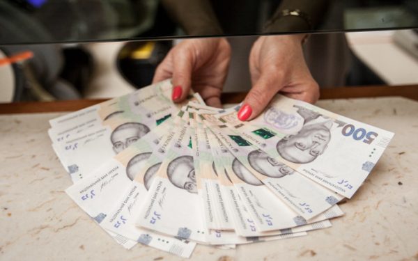 „Tysiąc Zełenskiego”: Część Ukraińców automatycznie otrzyma pieniądze