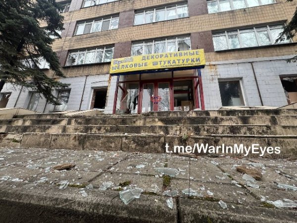 Rano w Doniecku doszło do wybuchów. Kazański poinformował o ataku na budynek „MGB DPR „” /></p>
<p>Foto – t.me/WarInMyEyes </p>
<p>Ukraiński dziennikarz Denis Kazansky powiedział, że w Doniecku przylecieli do budynku „MGB KRLD” przy bulwarze Szewczenki – obecnie siedziba Federalnej Służby Bezpieczeństwa Federacji Rosyjskiej. Tutaj zatrzymani byli przesłuchiwani i torturowani, zanim zostali wysłani do więzienia w Izoliacji.</p>
<p>Doradca burmistrza Mariupola Piotr Andryuszczenko wyjaśnił, że budynek ten jest największym ośrodkiem tortur rosyjskich okupantów od 2014 roku.</p>
<p>Przypominamy, że w zeszłym tygodniu w centrum Doniecka wysadzony został samochód byłego szefa kolonii Jelenowskiej Siergieja Jewsiukowa. Dowódca Azowa Denis Prokopenko zareagował na likwidację zdrajcy Ukrainy.</p>
<p><!--noindex--></p>
<p><a rel=