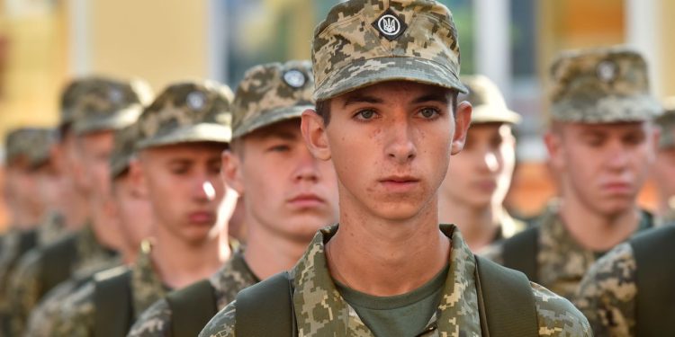 Ukraina znów mówi o obniżeniu wieku mobilizacyjnego: Kuleba o „bolesnej decyzji”