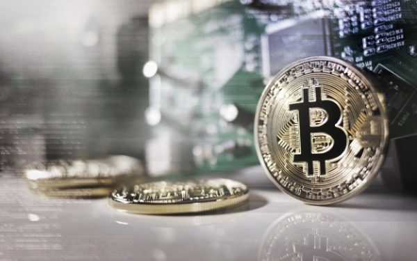 Bitcoin wzrósł ponad dwukrotnie w ciągu roku dzięki zatwierdzeniu ETF i powrocie Trumpa